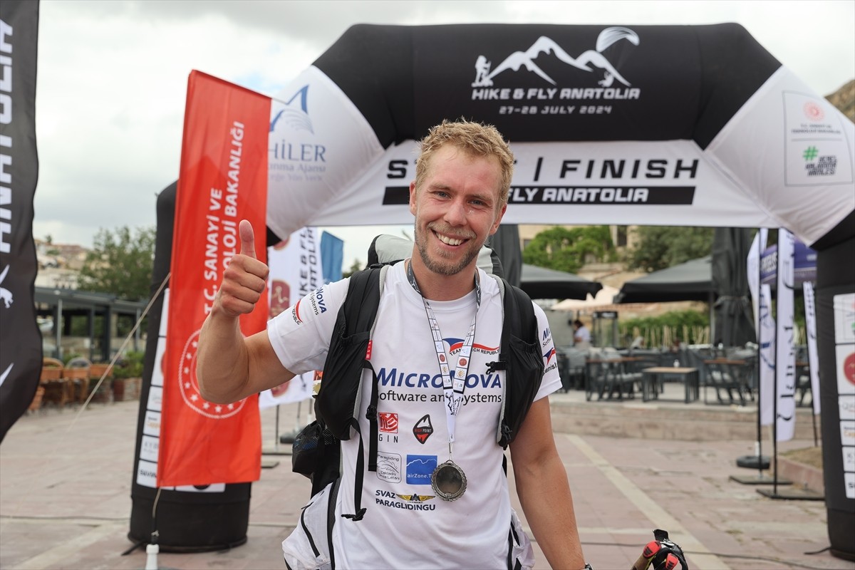 Türkiye'de ilk kez düzenlenen, koşu ve yamaç paraşütü disiplinlerini içeren "Hike and Fly...