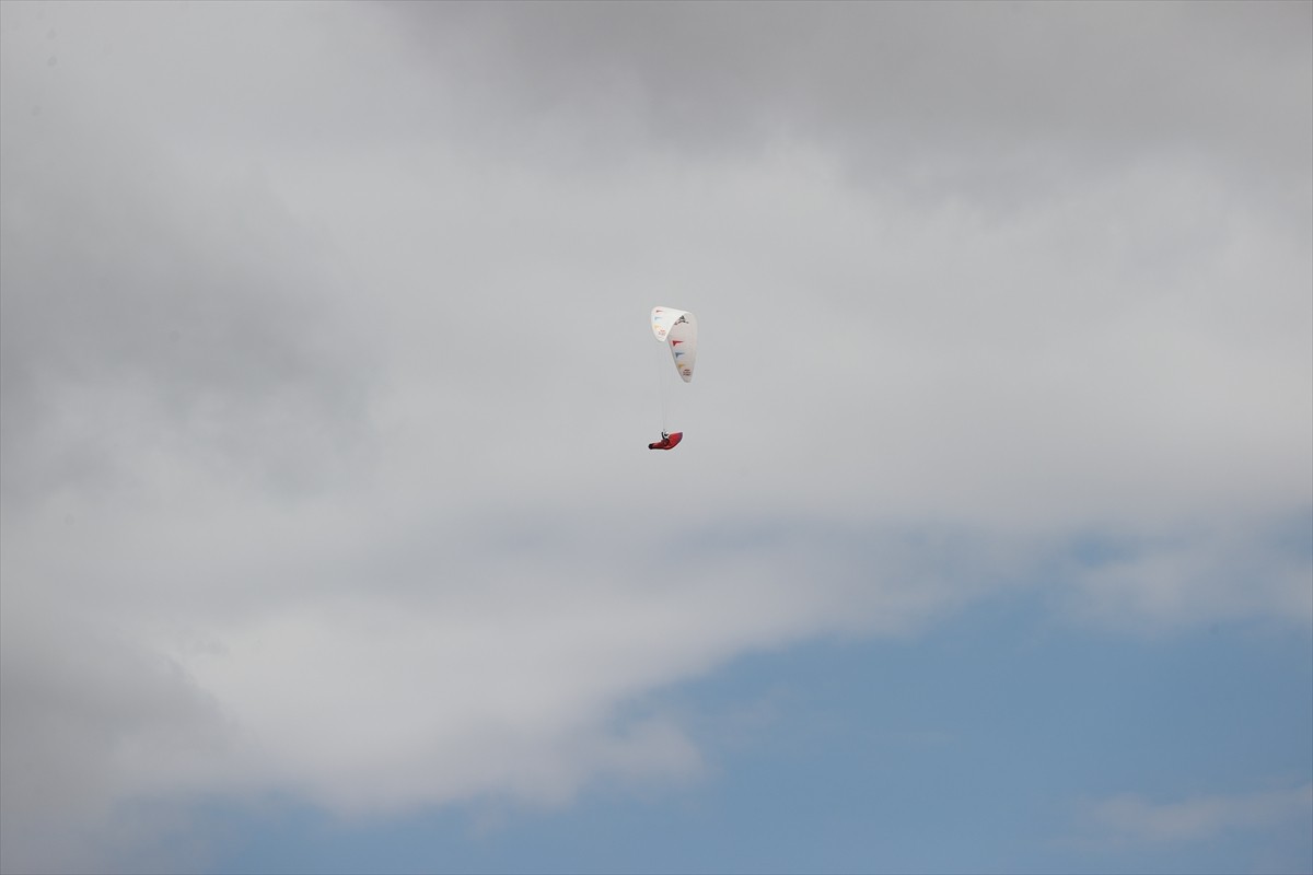 Türkiye'de ilk kez düzenlenen, koşu ve yamaç paraşütü disiplinlerini içeren "Hike and Fly...