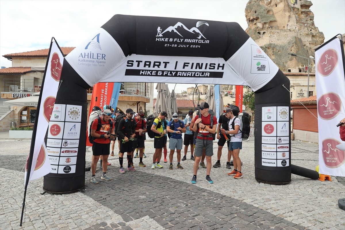 Türkiye'de ilk kez düzenlenen, koşu ve yamaç paraşütü disiplinlerini içeren "Hike and Fly...