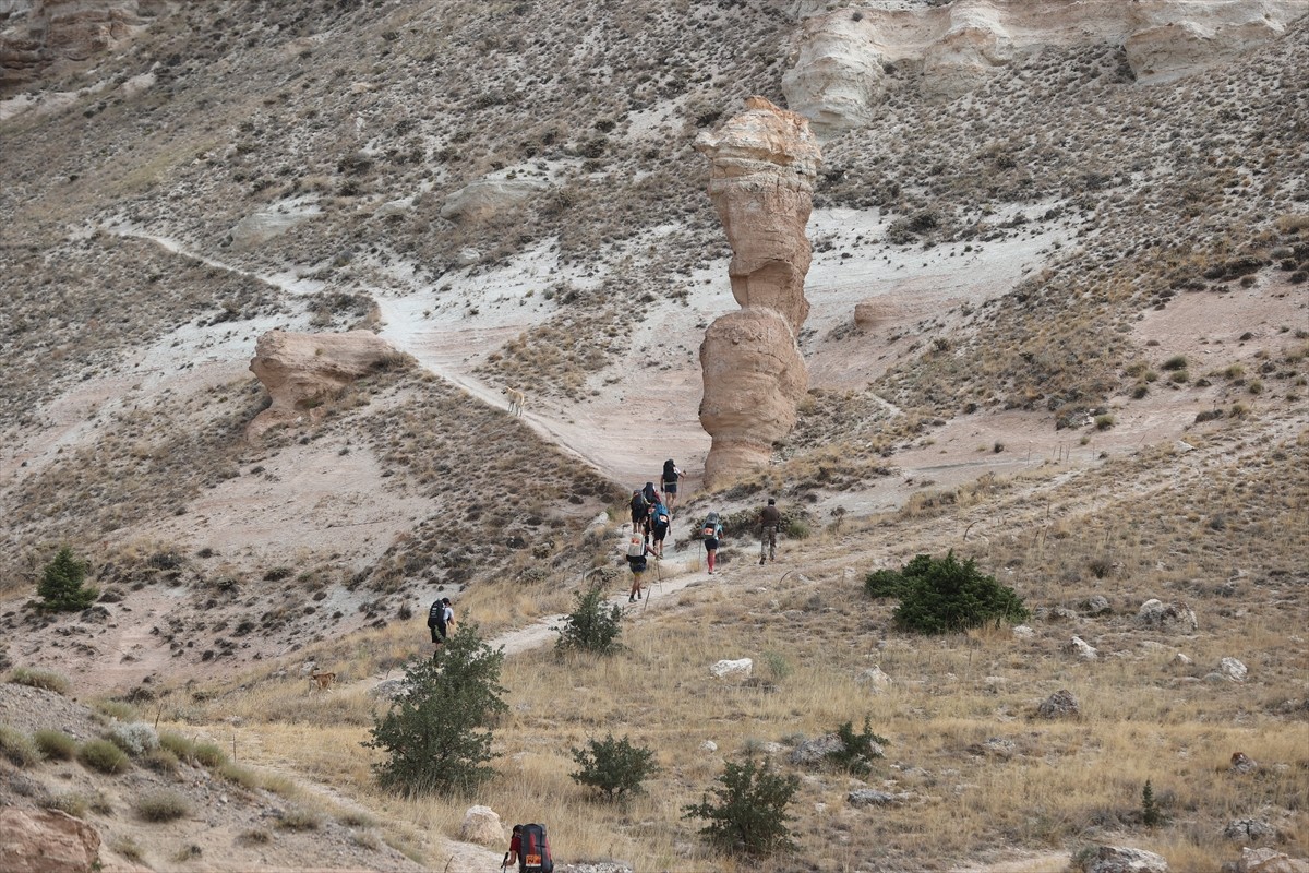 Türkiye'de ilk kez düzenlenen, koşu ve yamaç paraşütü disiplinlerini içeren "Hike and Fly...