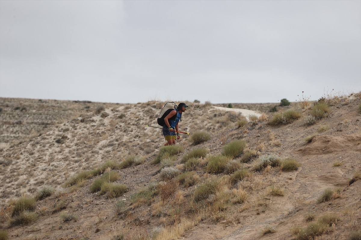 Türkiye'de ilk kez düzenlenen, koşu ve yamaç paraşütü disiplinlerini içeren "Hike and Fly...