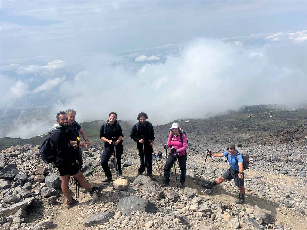 Türkiye'nin en yüksek noktası Ağrı Dağı'na grup halinde tırmanış yaparken 2 arkadaşı hayatını...