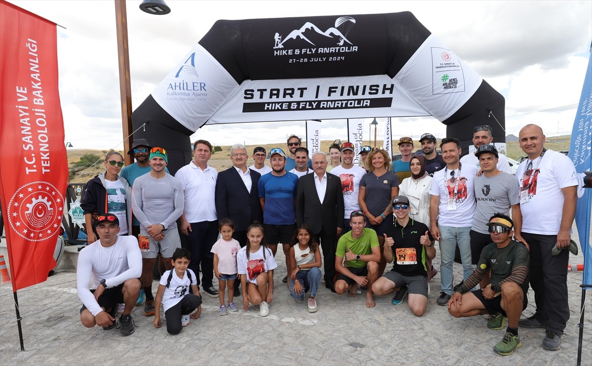 Türkiye’de ilk kez düzenlenen koşu ve yamaç paraşütü disiplinlerini içeren "Hike and Fly Anatolia"...