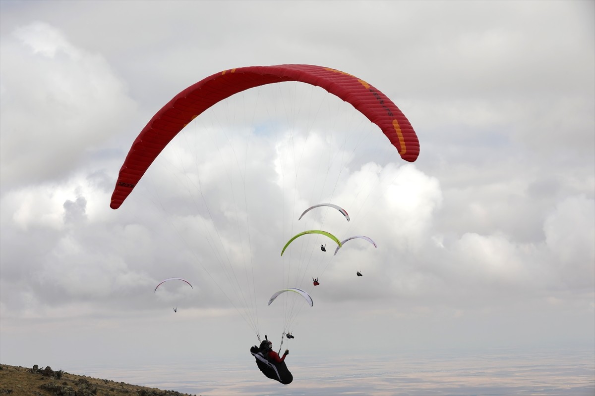 Türkiye’de ilk kez düzenlenen koşu ve yamaç paraşütü disiplinlerini içeren "Hike and Fly Anatolia"...