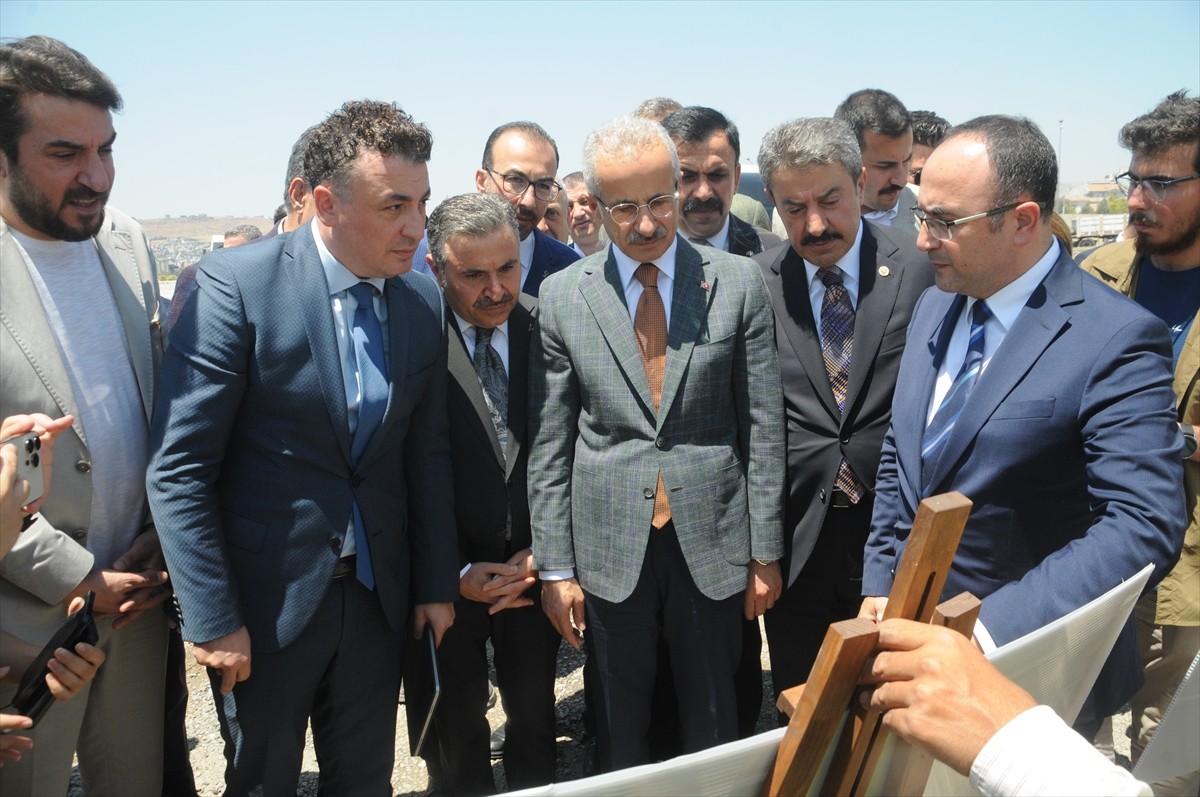 Ulaştırma ve Altyapı Bakanı Abdulkadir Uraloğlu, çeşitli ziyaretlerde bulunmak üzere geldiği...
