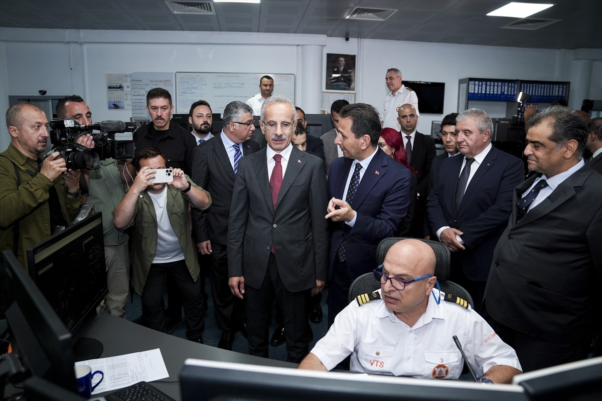 Ulaştırma ve Altyapı Bakanı Abdulkadir Uraloğlu (sağ 2), İstanbul Boğazı'nın güvenliğini sağlayan...