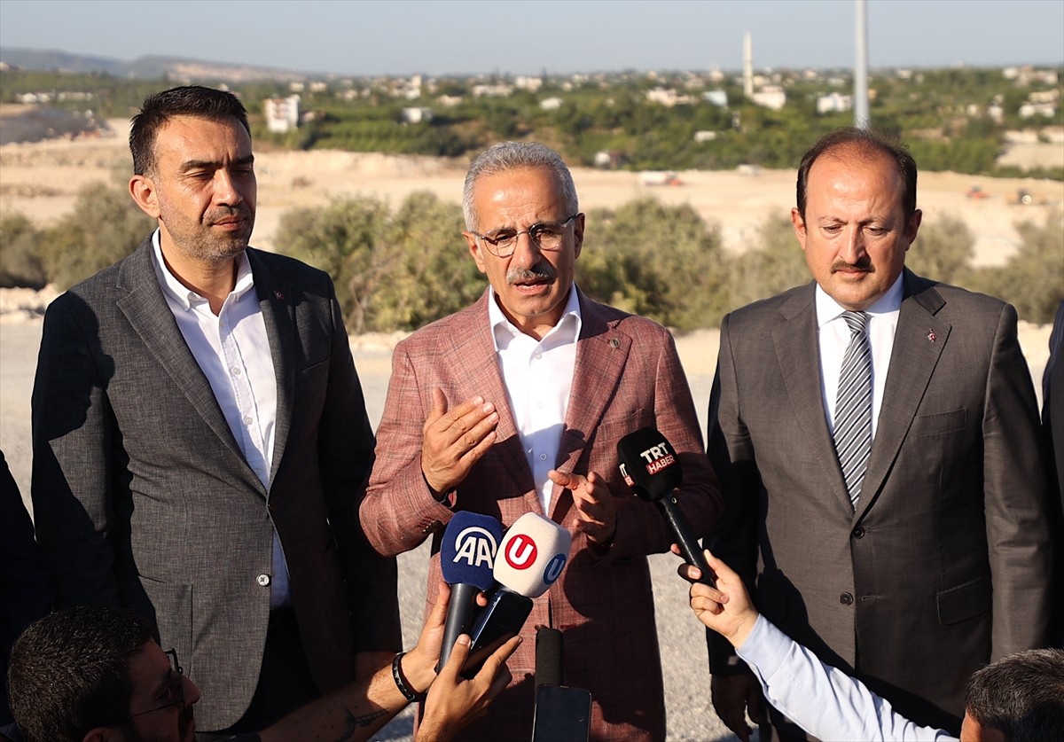 Ulaştırma ve Altyapı Bakanı Abdulkadir Uraloğlu (sağ 2), Mersin'in ilçelerini bağlayacak...