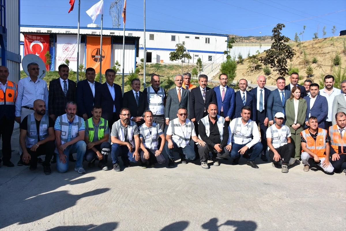 Ulaştırma ve Altyapı Bakanı Abdulkadir Uraloğlu (sağ 2), Şırnak'taki temasları kapsamında Belediye...