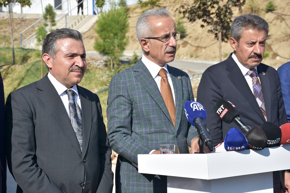 Ulaştırma ve Altyapı Bakanı Abdulkadir Uraloğlu (sağ 2), Şırnak'taki temasları kapsamında Belediye...