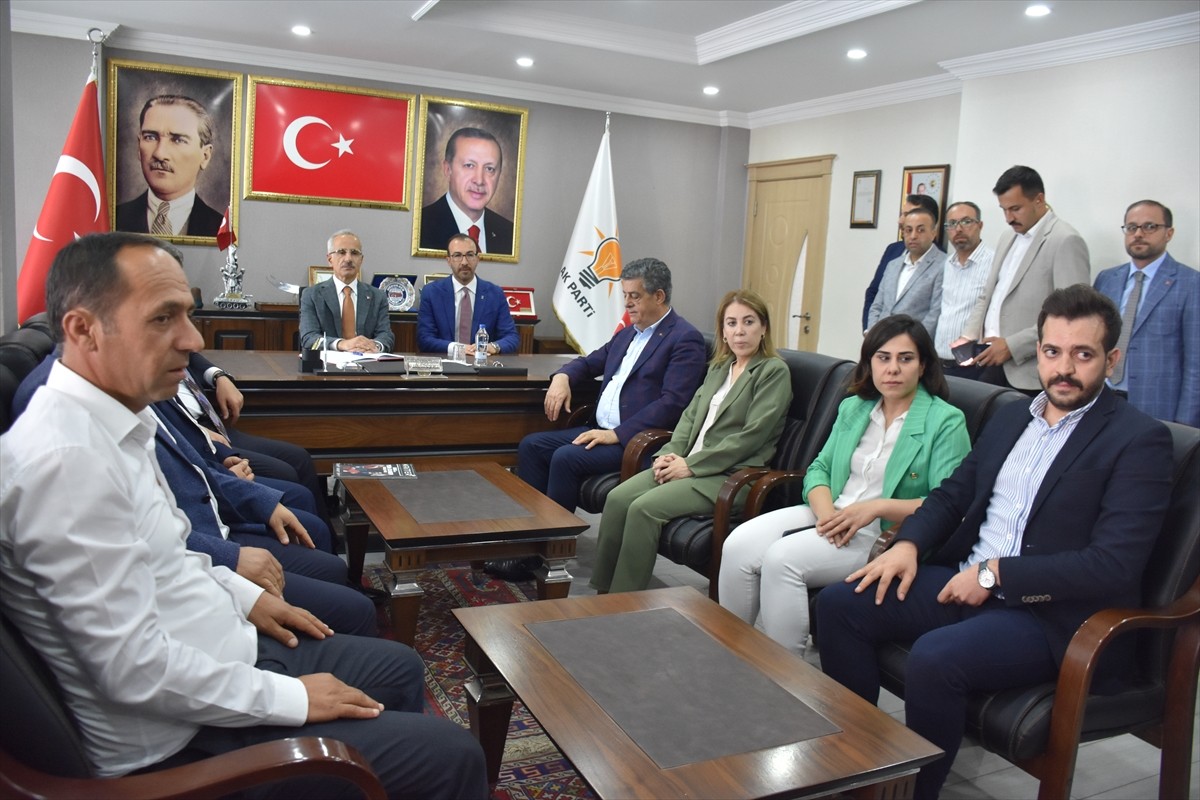 Ulaştırma ve Altyapı Bakanı Abdulkadir Uraloğlu (sağ 2), Şırnak'taki temasları kapsamında Belediye...