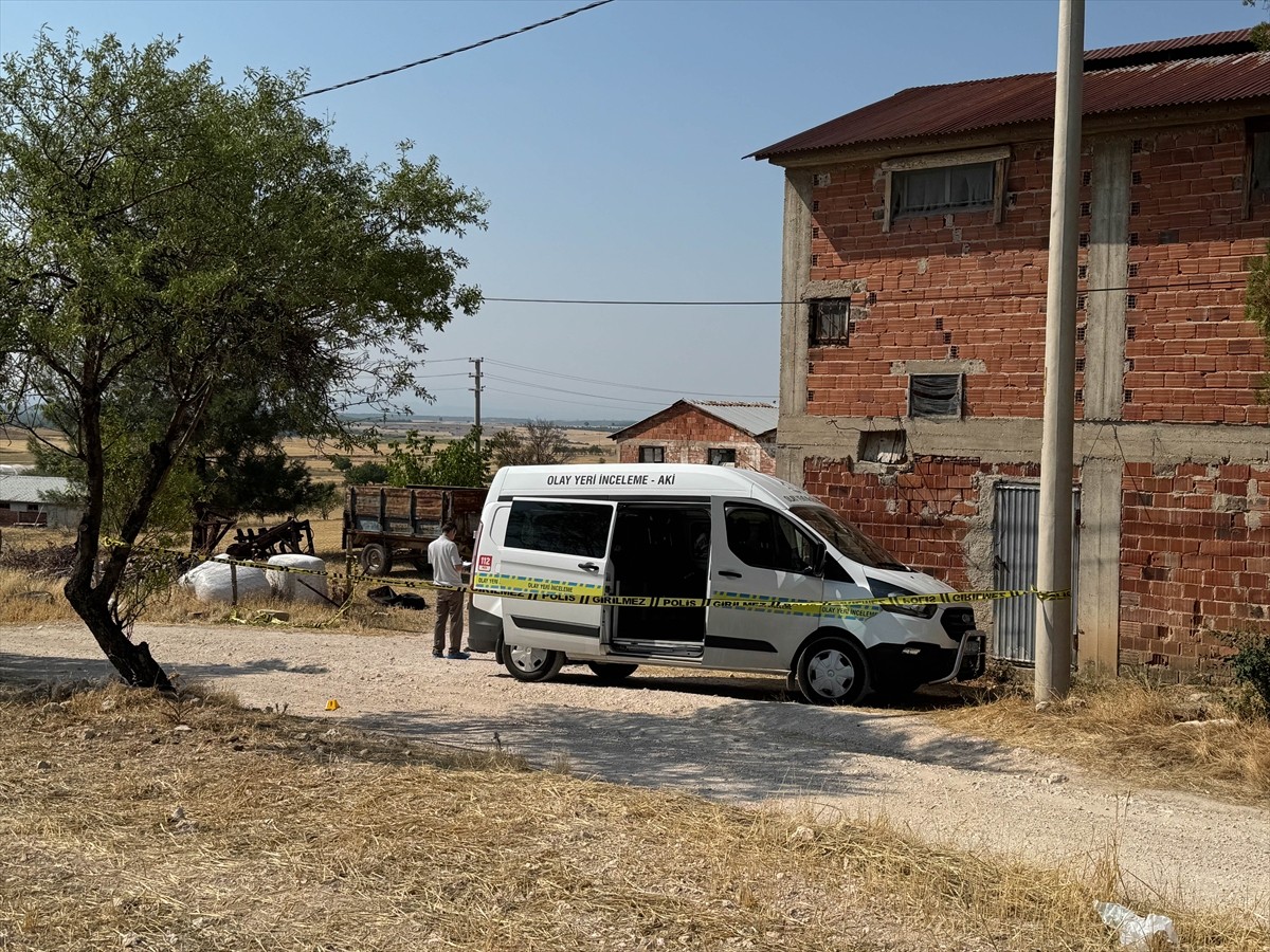 Uşak'ın Ulubey ilçesinde av tüfeğiyle vurulan 2 kişiden biri öldü, biri ağır yaralandı. Olay...