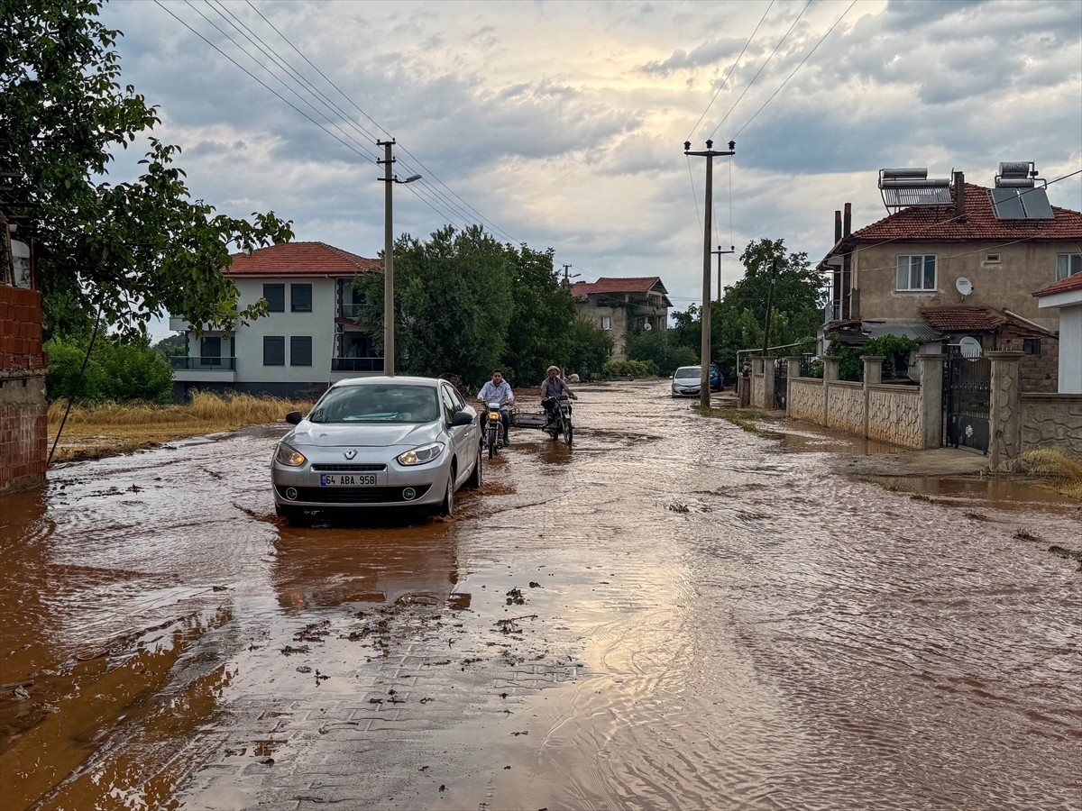 Uşak'ta akşam saatlerinden itibaren etkili olan dolu ve sağanak hayatı olumsuz etkiledi. Sivaslı...