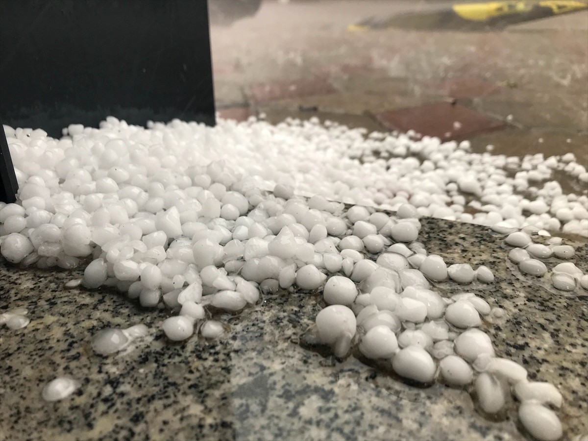 Uşak'ta akşam saatlerinden itibaren etkili olan dolu ve sağanak hayatı olumsuz etkiledi. Sivaslı...