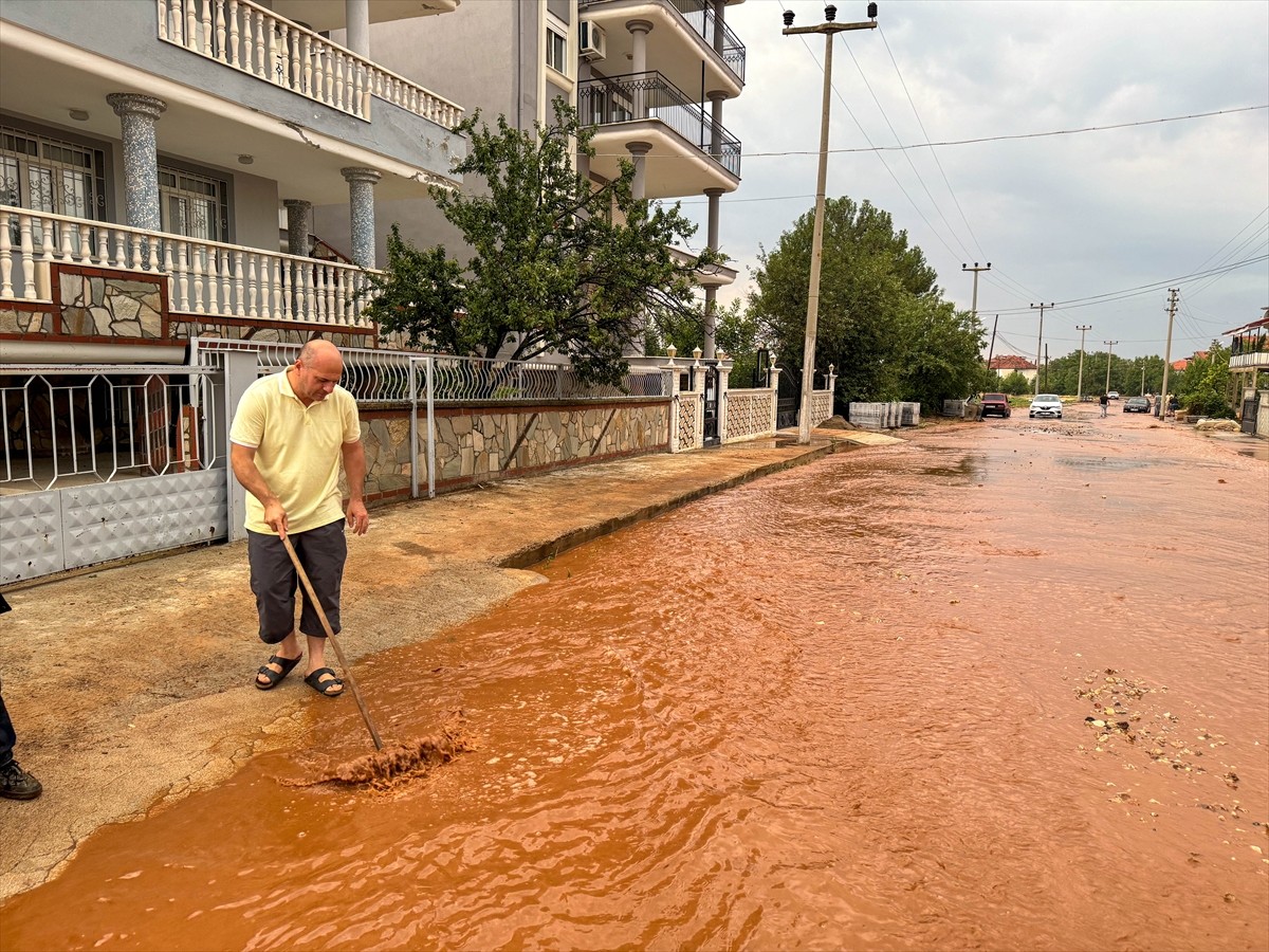 Uşak'ta akşam saatlerinden itibaren etkili olan dolu ve sağanak hayatı olumsuz etkiledi. Sivaslı...