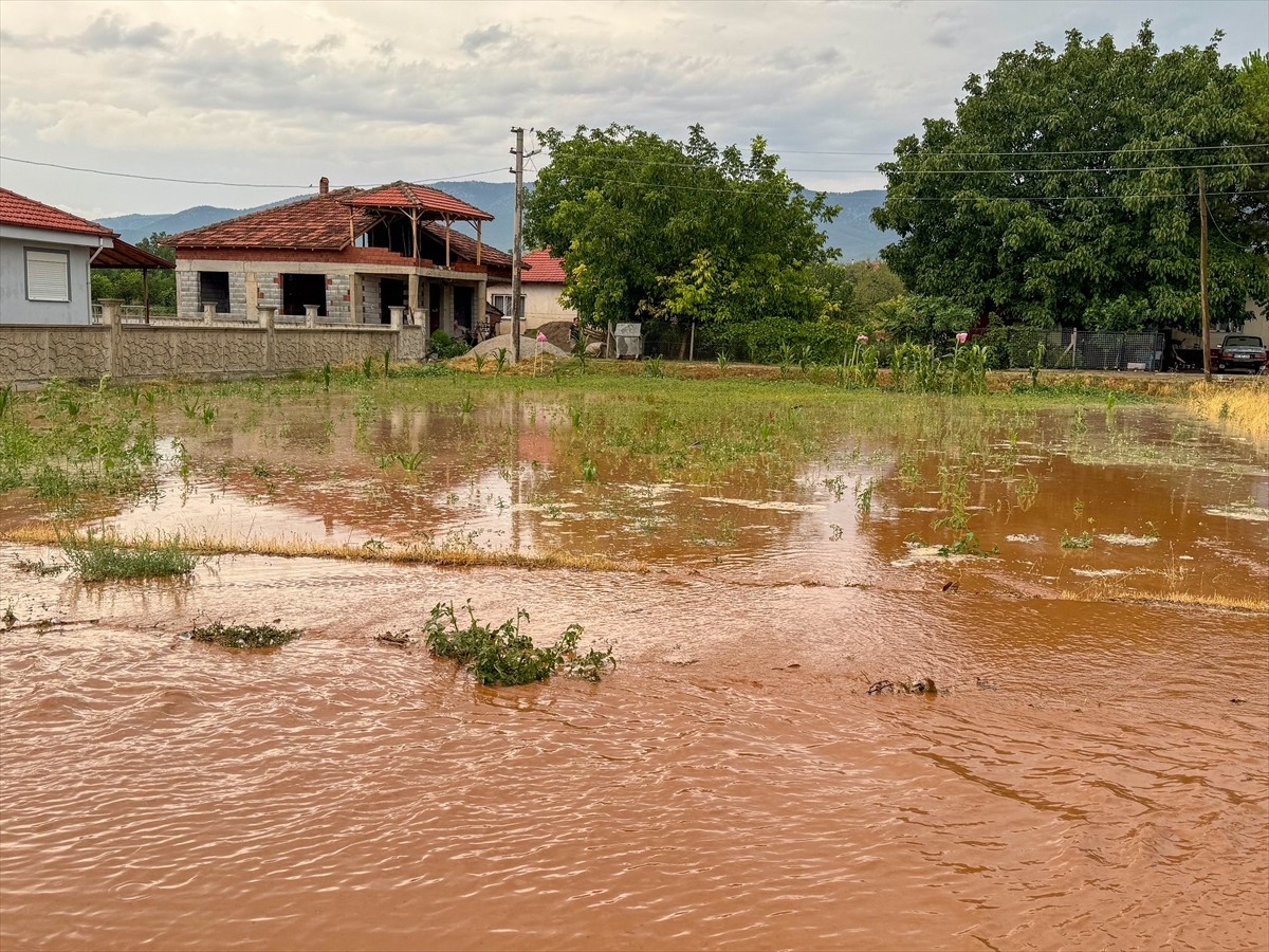 Uşak'ta akşam saatlerinden itibaren etkili olan dolu ve sağanak hayatı olumsuz etkiledi. Sivaslı...
