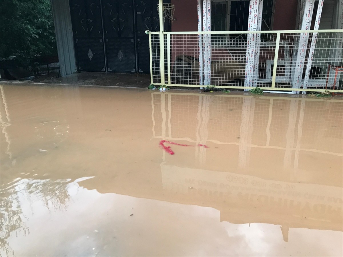 Uşak'ta akşam saatlerinden itibaren etkili olan dolu ve sağanak hayatı olumsuz etkiledi. Sivaslı...