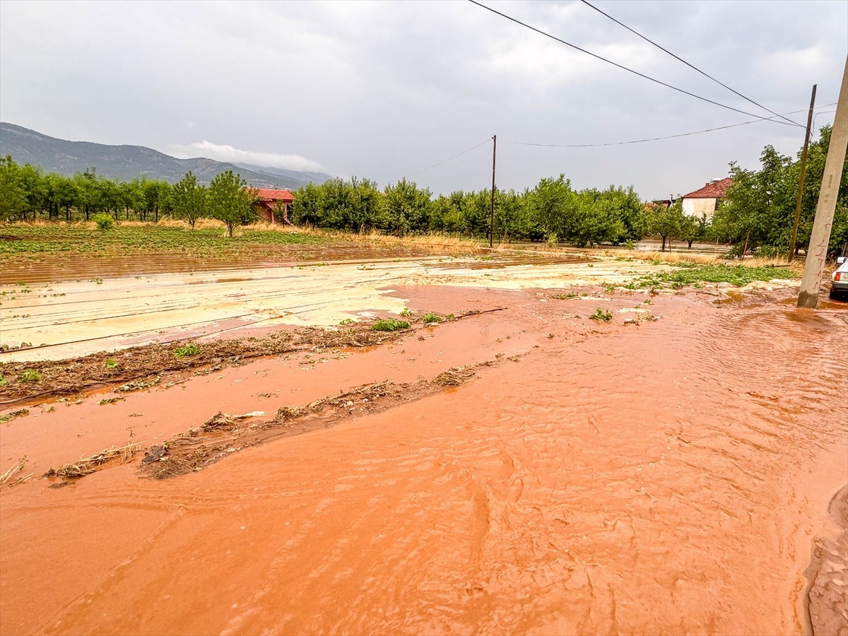 Uşak'ta akşam saatlerinden itibaren etkili olan dolu ve sağanak hayatı olumsuz etkiledi. Sivaslı...