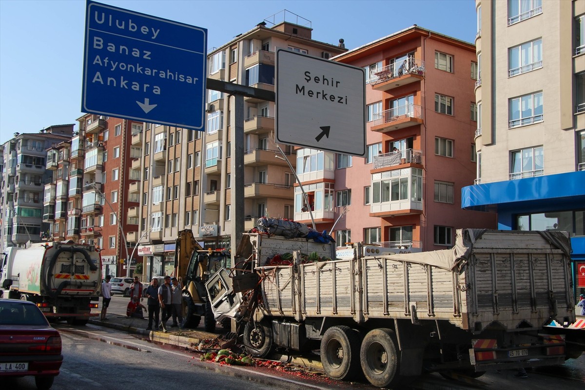 Uşak'ta köprülü kavşak girişindeki yön tabelasının direğine çarpan karpuz yüklü kamyonun sürücüsü...