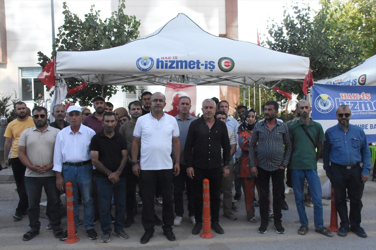 Van'da bazı belediyelerde işten çıkarılan işçiler, İpekyolu Belediyesi önündeki eylemlerine devam...