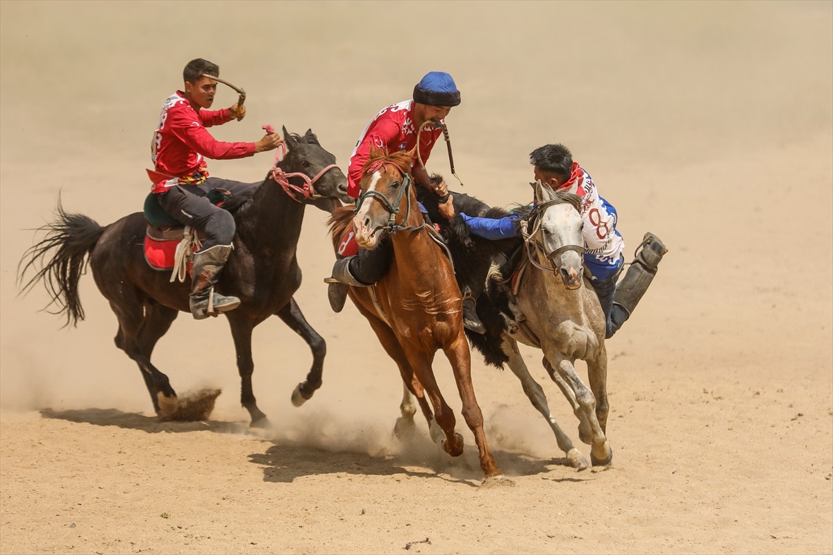 Van'ın Erciş ilçesinde yaşayan Kırgızlar, son hanları Rahmankul Han'ı doğumunun 110. yılında...
