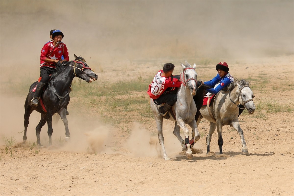 Van'ın Erciş ilçesinde yaşayan Kırgızlar, son hanları Rahmankul Han'ı doğumunun 110. yılında...