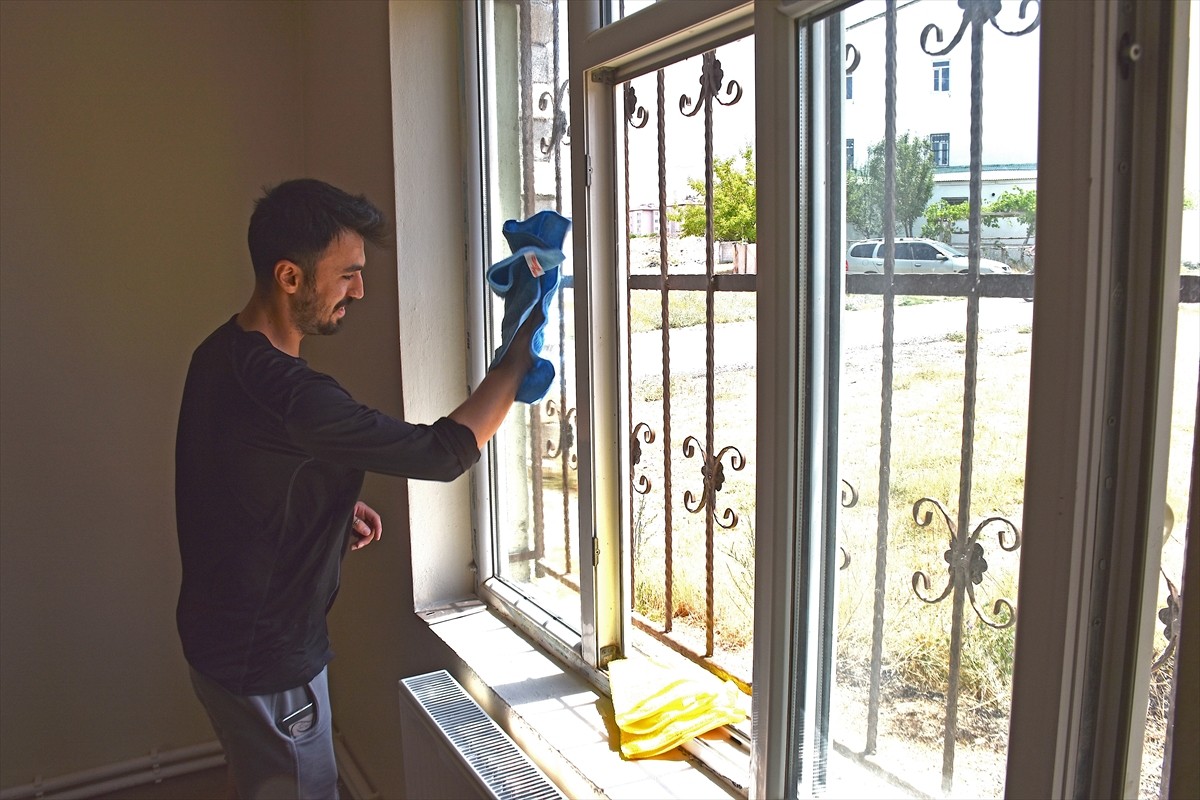 Van'ın İpekyolu ilçesinde Aile ve Sosyal Hizmetler İl Müdürlüğü görevlileri ile gönüllüler, sağlık...