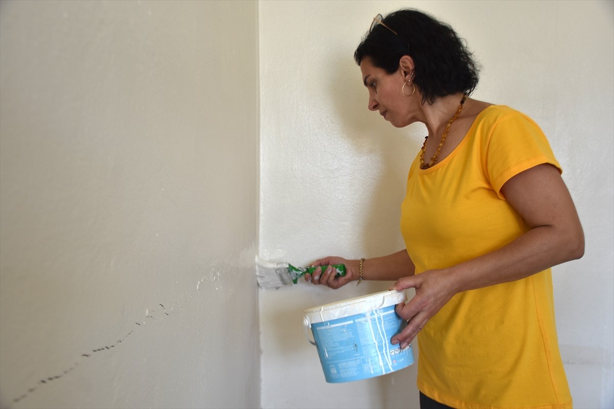 Van'ın İpekyolu ilçesinde Aile ve Sosyal Hizmetler İl Müdürlüğü görevlileri ile gönüllüler, sağlık...