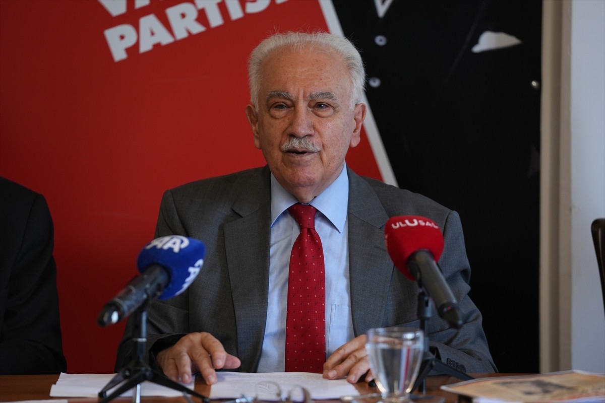 Vatan Partisi Genel Başkanı Doğu Perinçek, partisinin İstanbul İl Başkanlığında düzenlenen basın...