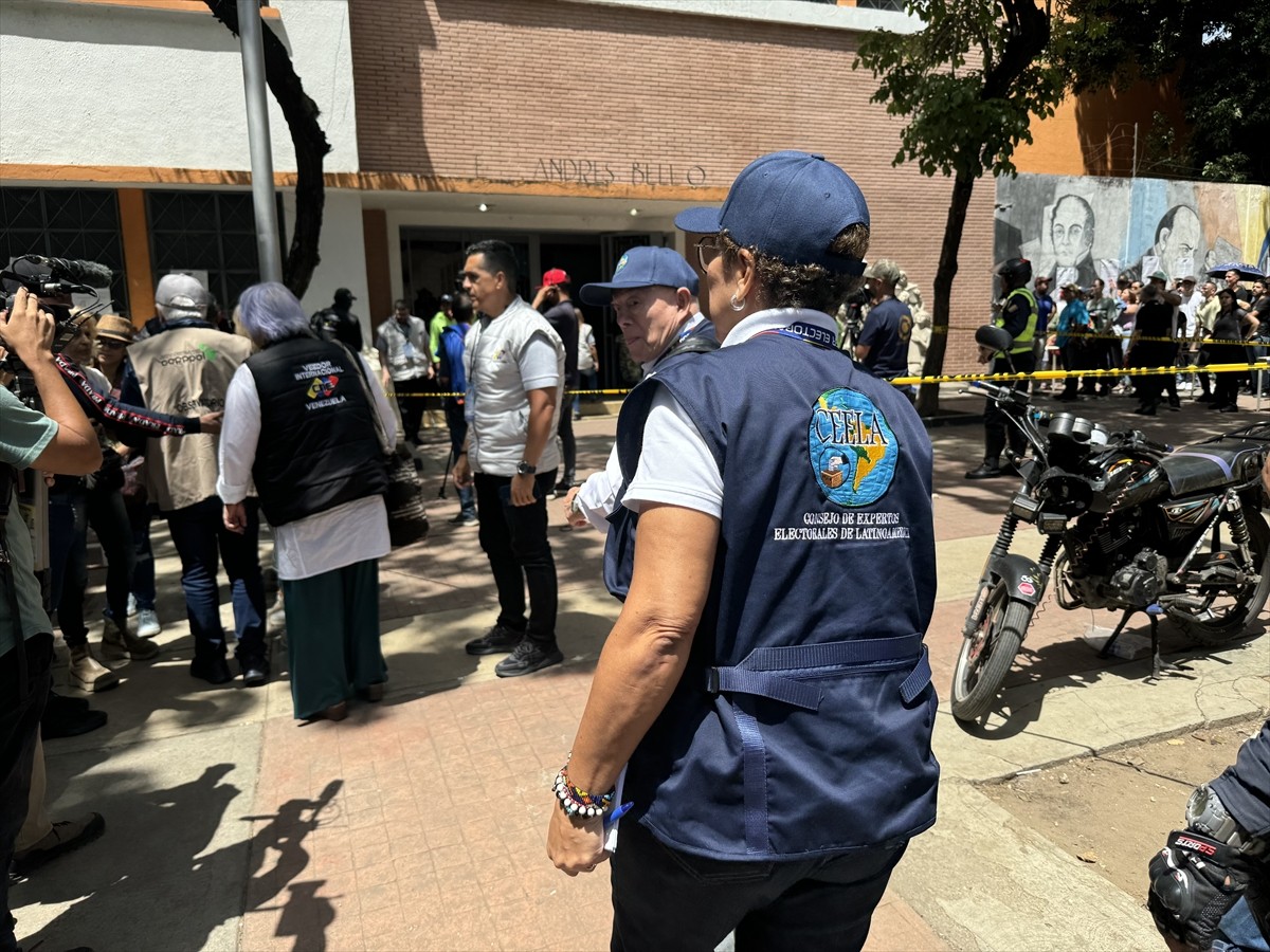 Venezuela'da devlet başkanı seçiminde halk, sandıklara yoğun ilgi gösteriyor. Yerel saatte...