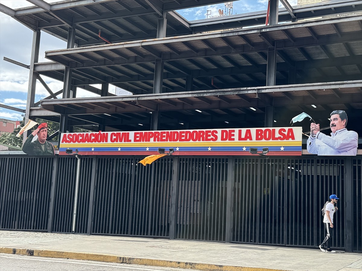 Venezuela'da muhalefet lideri Maria Corina Machado, ellerindeki tutanaklara göre devlet başkanı...