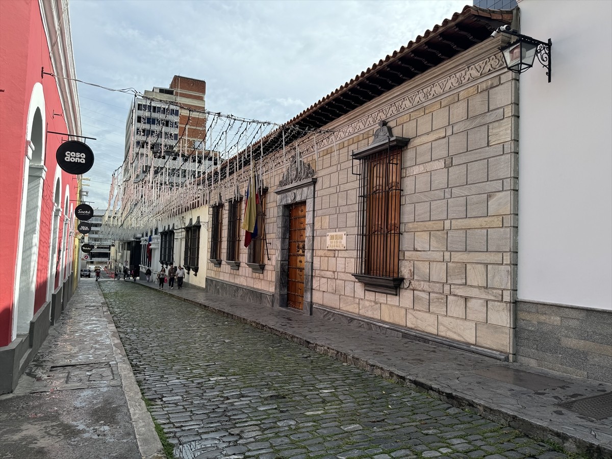 Venezuela'da muhalefet lideri Maria Corina Machado, ellerindeki tutanaklara göre devlet başkanı...