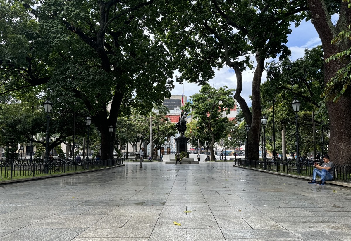 Venezuela'da muhalefet lideri Maria Corina Machado, ellerindeki tutanaklara göre devlet başkanı...