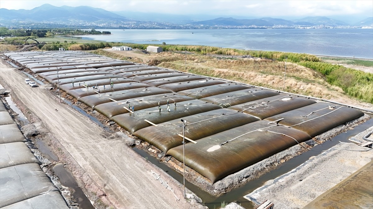 Yaklaşık 100 yılda biriktiği değerlendirilen 8 milyon ton dip çamurunun temizlenmesi için...