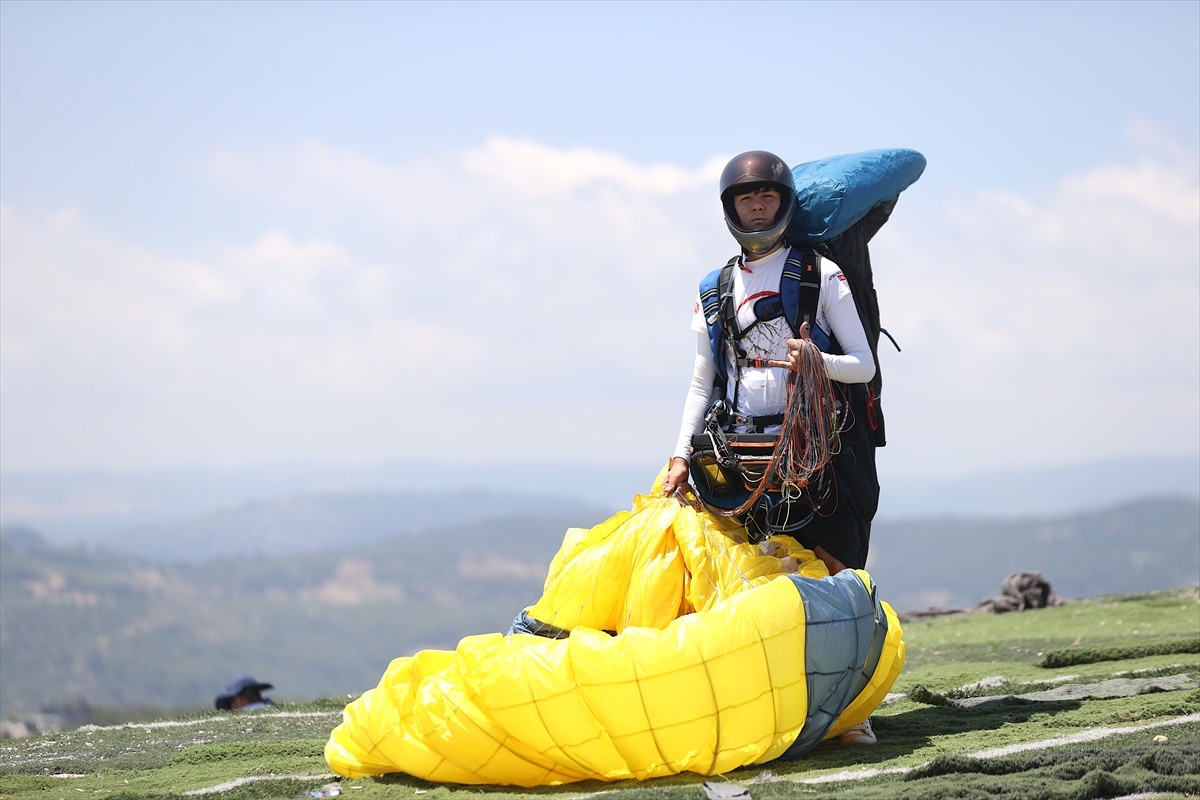 Yamaç paraşütünde ulusal ve bölgesel yarışlardaki başarısıyla 17 yaşında milli takıma seçilen Utku...
