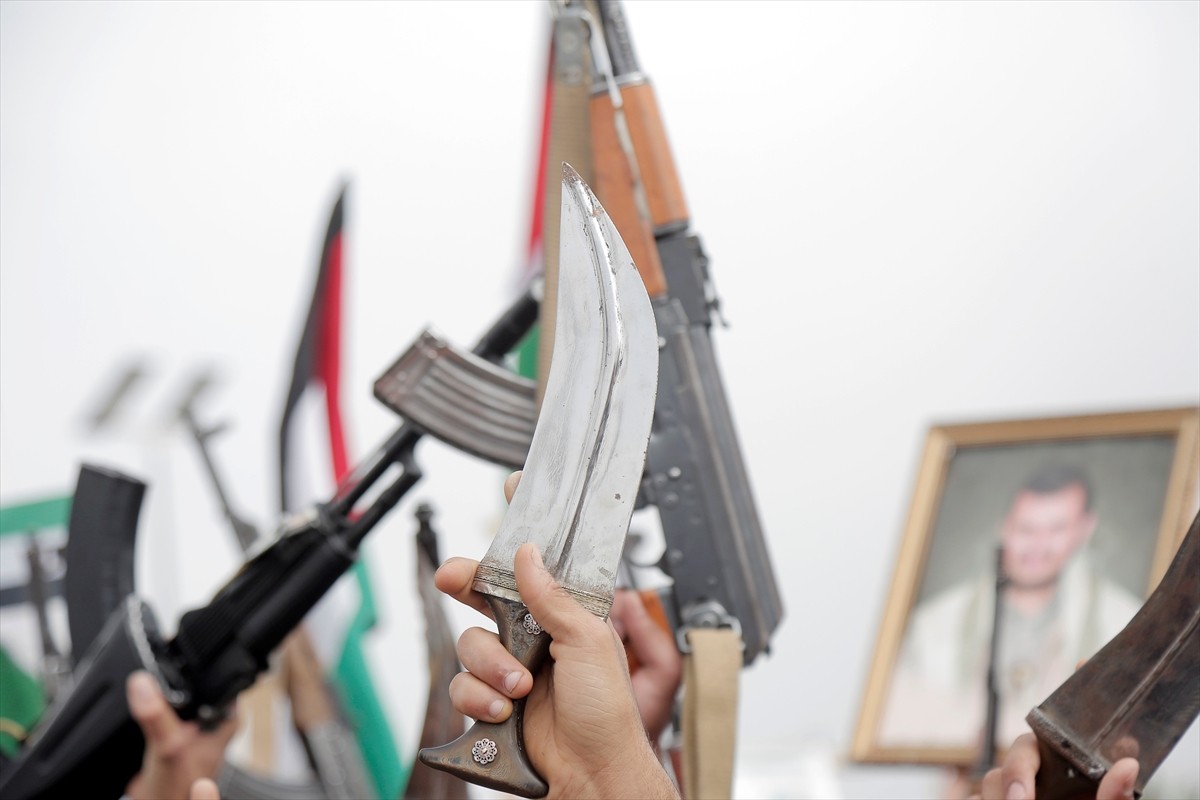 Yemen'de yüz binlerce kişinin katılımıyla İsrail’in işgal ve saldırılarına maruz kalan Gazze...