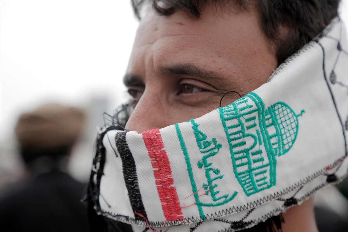 Yemen'de yüz binlerce kişinin katılımıyla İsrail’in işgal ve saldırılarına maruz kalan Gazze...