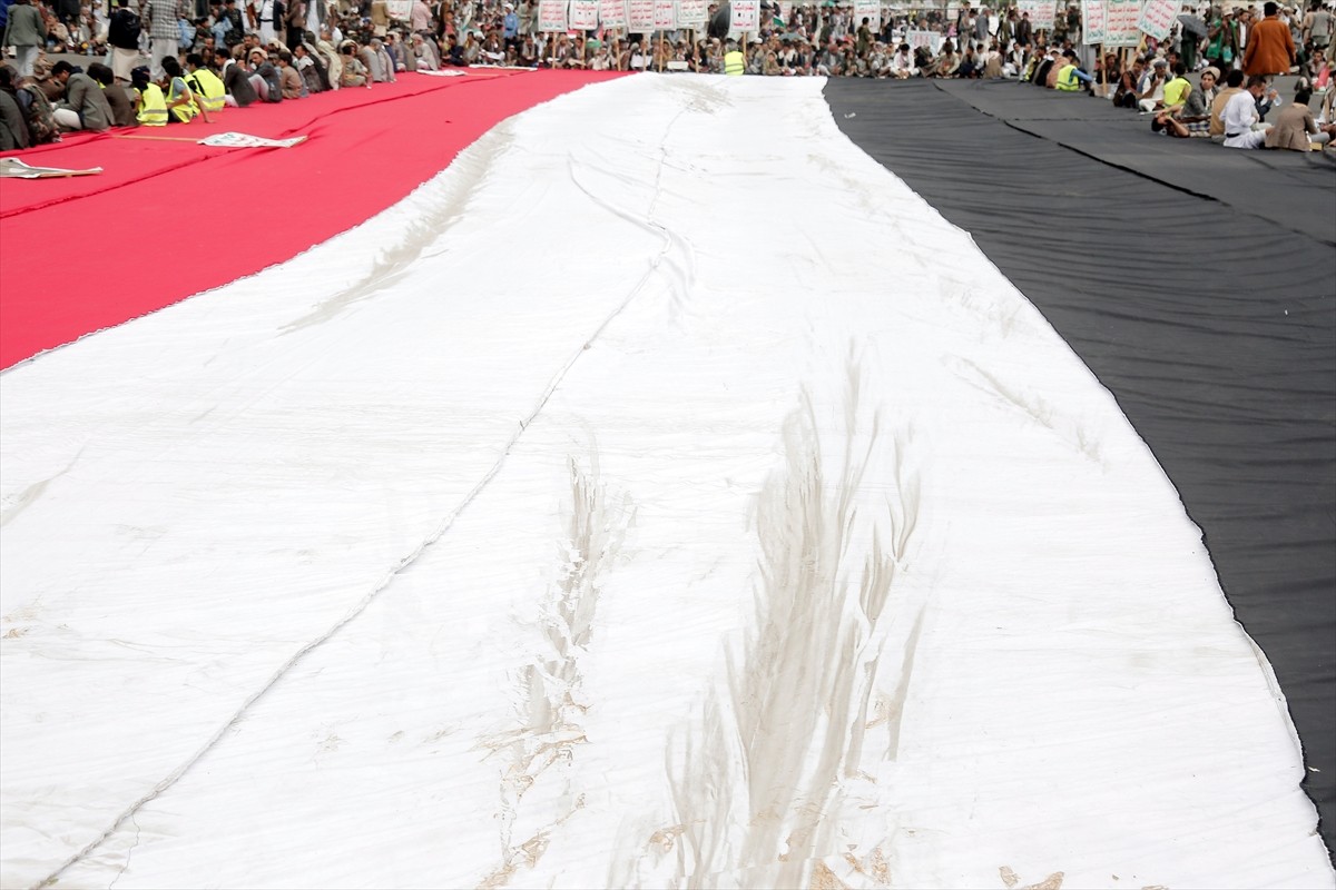 Yemen'de yüz binlerce kişinin katılımıyla İsrail’in işgal ve saldırılarına maruz kalan Gazze...