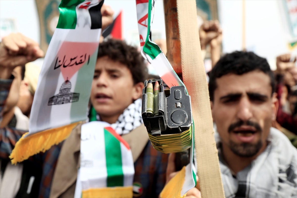 Yemen'de yüz binlerce kişinin katılımıyla İsrail’in işgal ve saldırılarına maruz kalan Gazze...