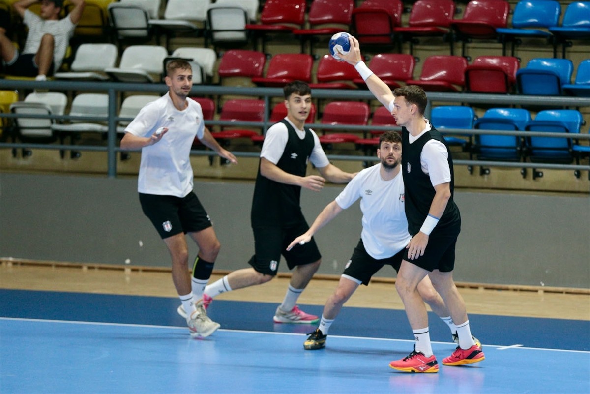 Yeni sezon hazırlıkları kapsamında Bolu Dağı'nda bulunan bir otelde kamp yapan Hentbol Erkekler...