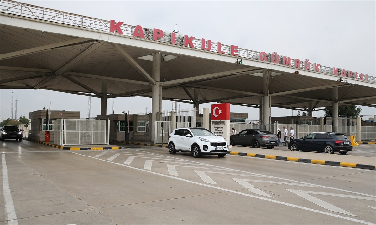 Yıllık izinlerini memleketlerinde geçirmek için yola çıkan gurbetçilerin yurda gelişleri sürüyor....