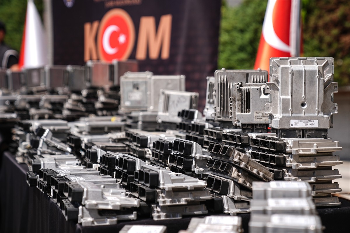 Yurt dışında çalınan ve parçalara ayrılan araçların motor ve şanzıman beyinlerini yasa dışı...