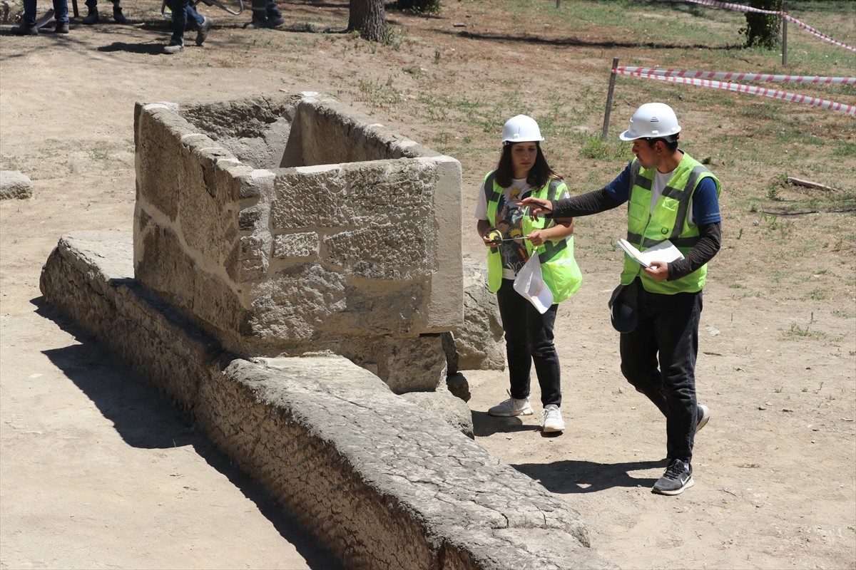 Zonguldak'taki Tios Antik Kenti'nde yer alan Roma dönemine ait nekropol (mezarlık) alanı...