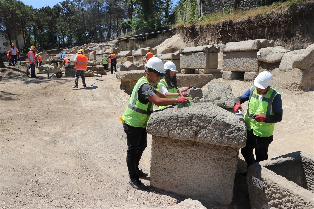 Zonguldak'taki Tios Antik Kenti'nde yer alan Roma dönemine ait nekropol (mezarlık) alanı...