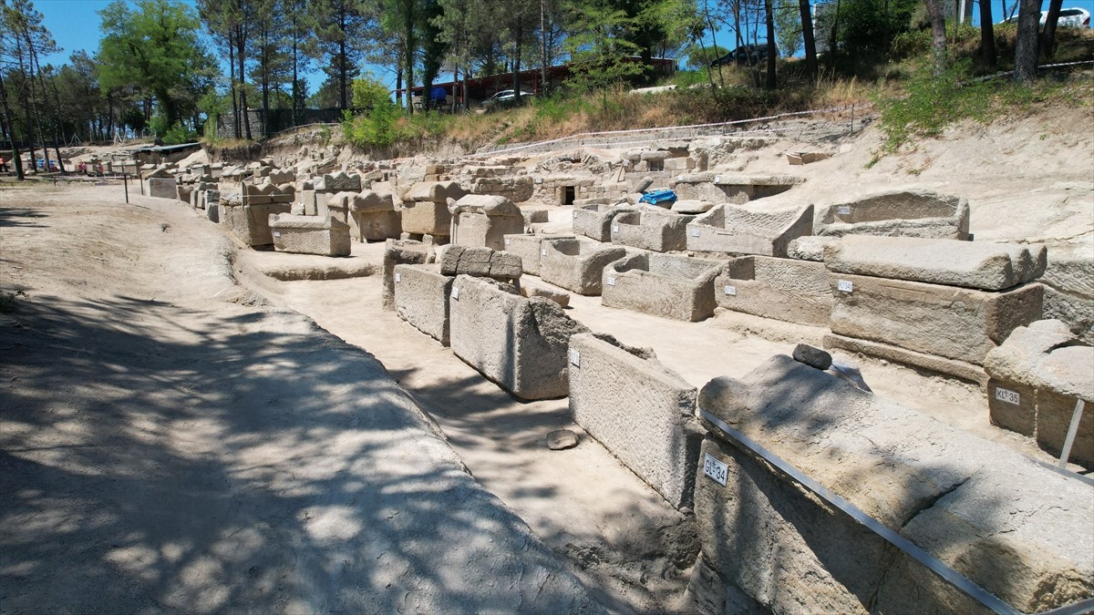 Zonguldak'taki Tios Antik Kenti'nde yer alan Roma dönemine ait nekropol (mezarlık) alanı...
