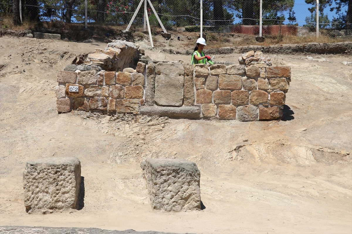 Zonguldak'taki Tios Antik Kenti'nde yer alan Roma dönemine ait nekropol (mezarlık) alanı...