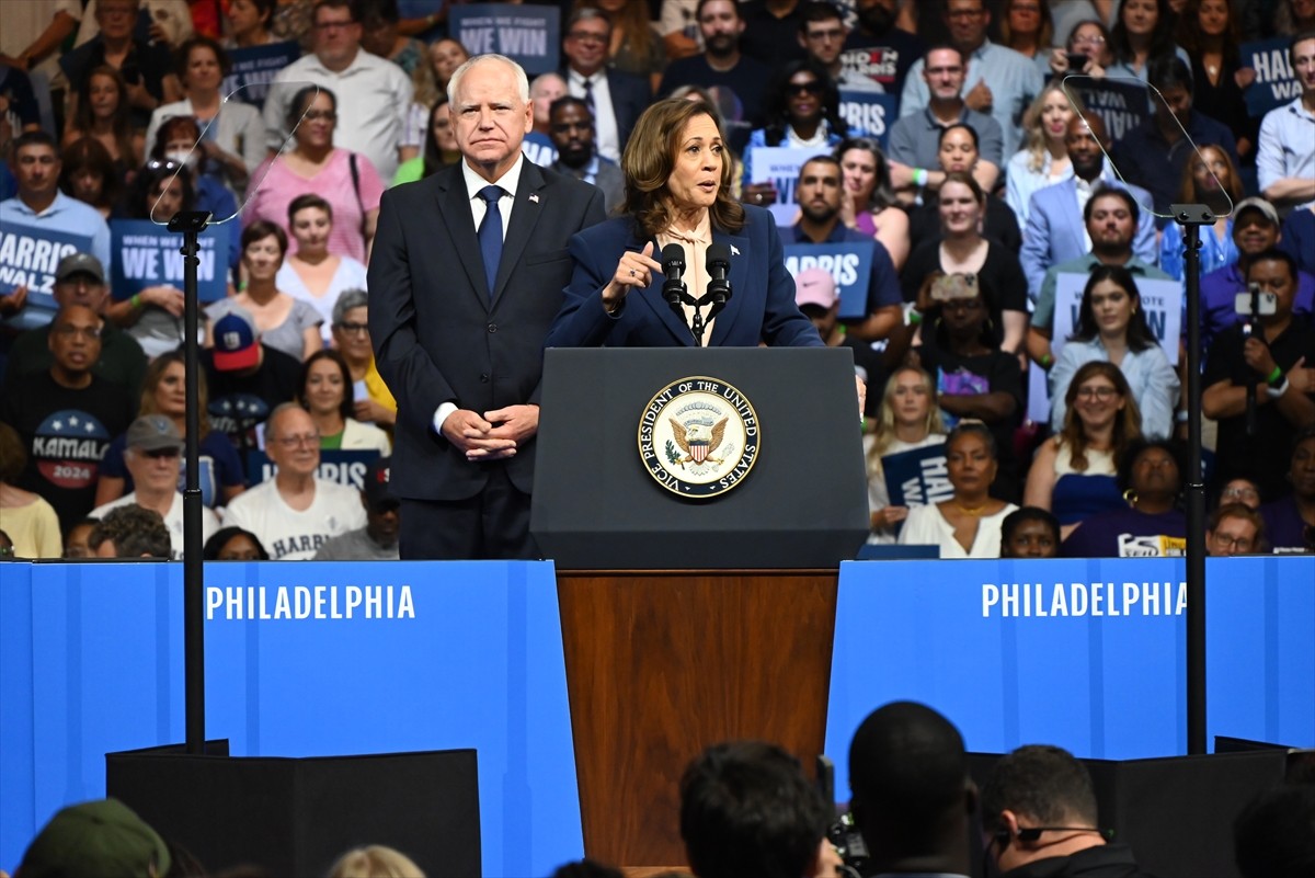 ABD'de Demokratların başkan adayı Kamala Harris (solda), başkan yardımcılığı adaylığı için...