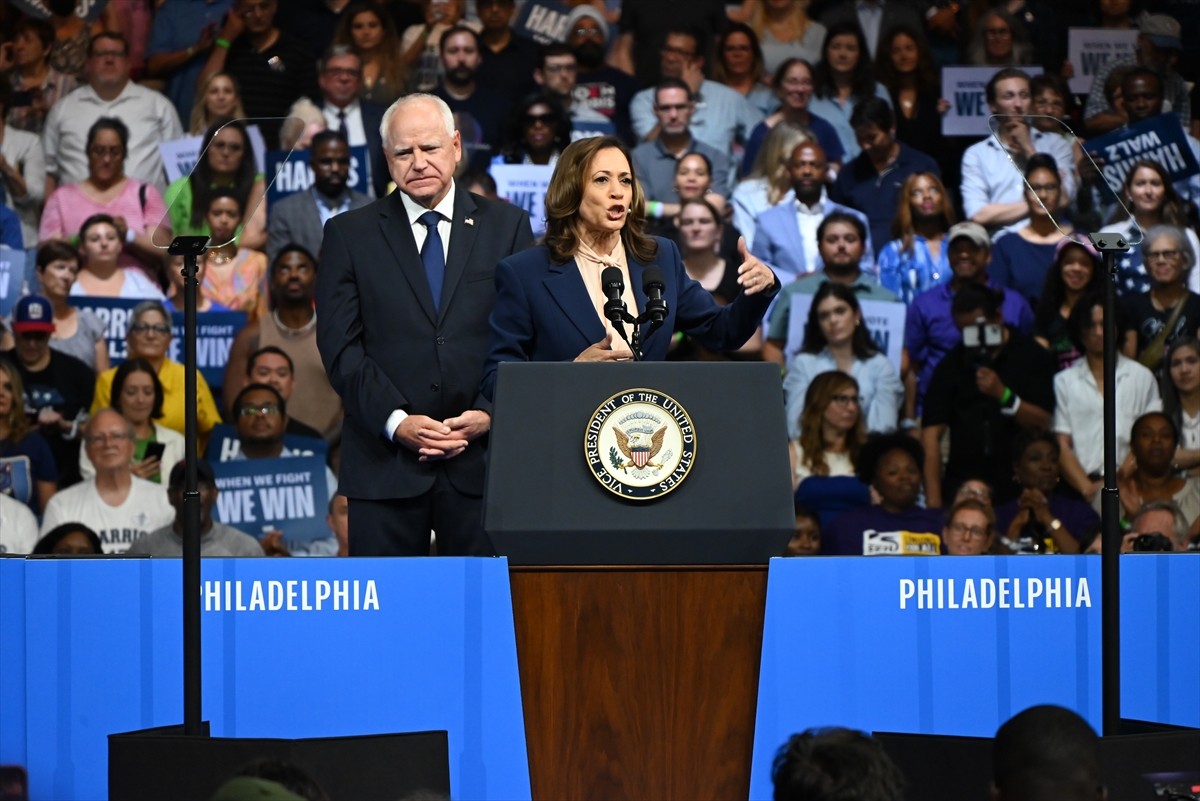 ABD'de Demokratların başkan adayı Kamala Harris (solda), başkan yardımcılığı adaylığı için...