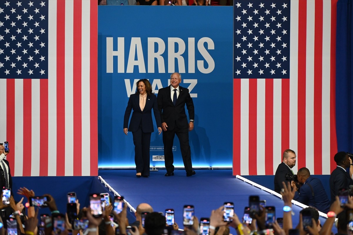 ABD'de Demokratların başkan adayı Kamala Harris (solda), başkan yardımcılığı adaylığı için...
