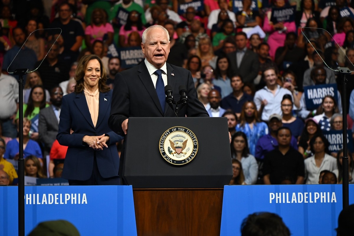 ABD'de Demokratların başkan adayı Kamala Harris (solda), başkan yardımcılığı adaylığı için...