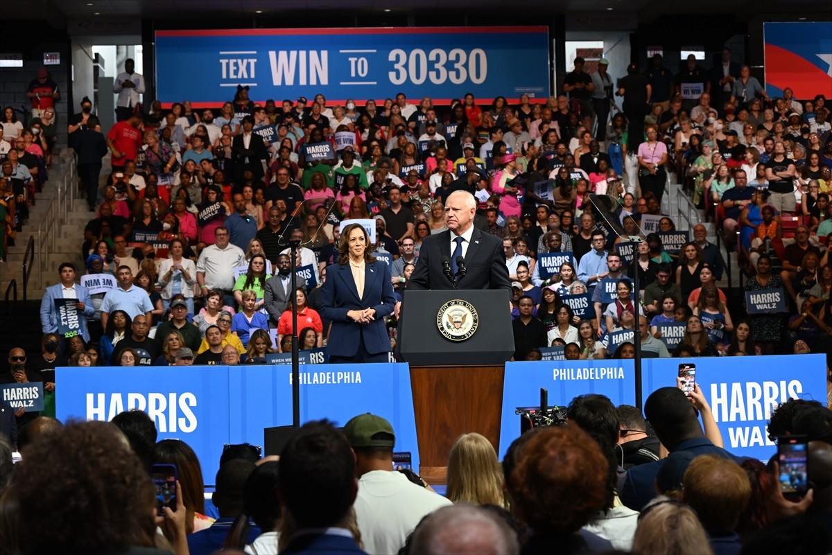 ABD'de Demokratların başkan adayı Kamala Harris (solda), başkan yardımcılığı adaylığı için...